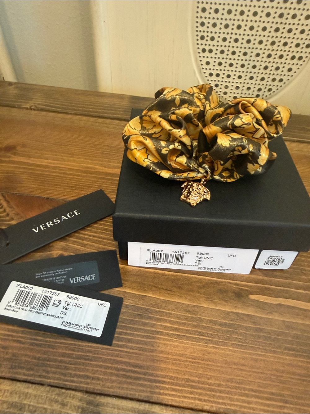 Versace Black and Gold Baroque Silk-Feel Scrunchie with Medusa Charm-nib